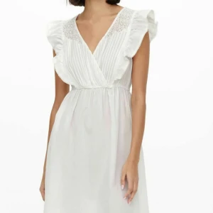 Klänning - Säljer denhär klänningen då den inte kommer till användning