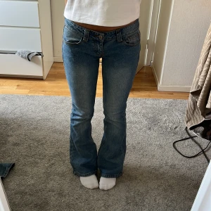 Brandy Melville jeans - Intressekoll på mina fina jeans från brandy🫶🏼 dom kommer tyvärr inte till så mycket användning så kollar intresset💕 lite slitna på baksidan vid fötterna