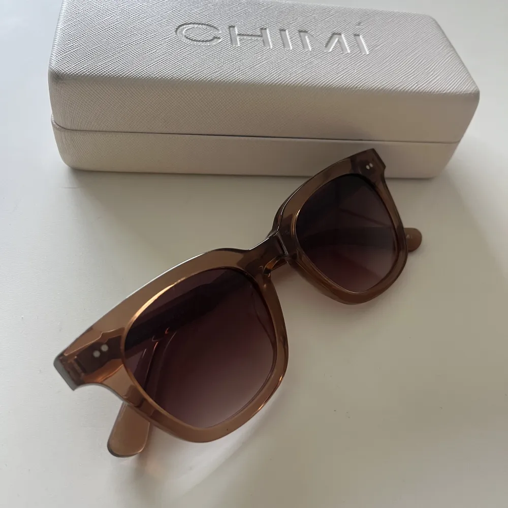 Säljer dessa Chimi solglasögon i modellen #101 brown. Nypris 1250 kr. Knappt använda. Frakt tillkommer.🥰. Accessoarer.