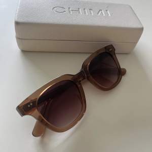 Säljer dessa Chimi solglasögon i modellen #101 brown. Nypris 1250 kr. Knappt använda. Frakt tillkommer.🥰