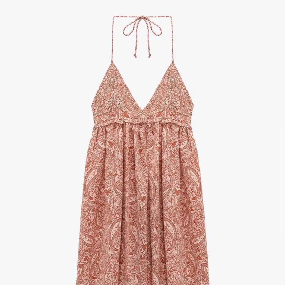 Söljer denna jätte fina klänning från zara med väldigt fint mönste💋💋hör av er om ni har några frågor.Köp direkt för 600kr💋💋högsta bud 500+frakt . Klänningar.