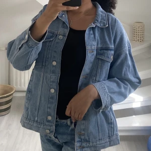 Denim jacka  - Säljer denna denim jackan från monki i storlek M! Den har inte kommit till användning och är helt ny. Nypris 500kr och säljs för 350kr utan frakt. Skicka gärna sms vid intresse!🫶🏽