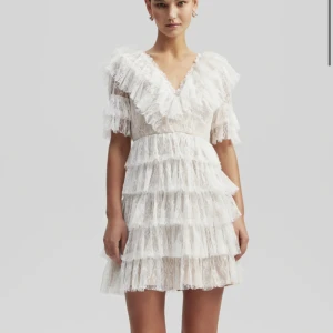 Sky dress - By Malina - Säljer en Sky dress från by Malina i storlek M då den inte passar mig. Helt oanvänd med lappen kvar💕nypris 2500kr