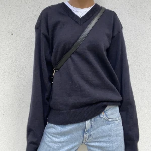 Marinblå tröja  - En fin stickad tröja i 100% ull, fin kvalité. Detaljer på ärm och axlar. Köpt secondhand men aldrig använd pga att jag  bytte stil. (Förra ägarens bilder) storlek L men passar även S