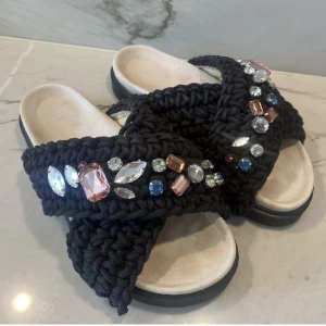 Inuikii tofflor - Säljer nu mina fina Inuikii tofflor! Storlek 39 men passar även 38. I nyskick och endast använd fåtal gånger. Priset är inklusive frakt 🩷