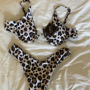 Leopard bikini - Bygel-bikini i leopardmönster! Helt oanvända, lappar och allt fortfarande kvar🤎 Lite liten i storleken, skulle säga att den sitter som en 34!