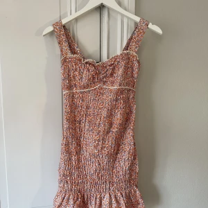 Zara klänning - Säljer denna jättefina klänningen från zara. Den är använd ett fåtal gånger och är i nyskick. 