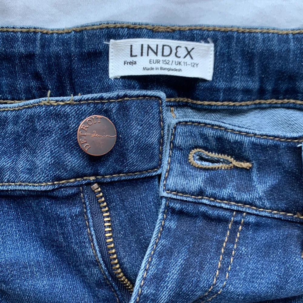 Jätte fina mörkblåa jeans från Lindex. De är ett par bootcat jeans som är ungefär 1 år gammla❤️ . Jeans & Byxor.