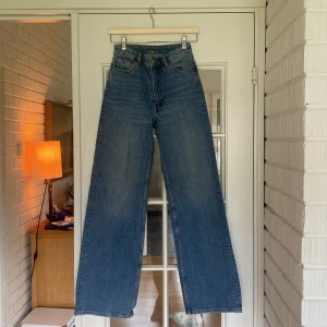 Raka Jeans Monki - Snygga, raka jeans i gott skick. Köpta på Monki, i storlek 24. 😍