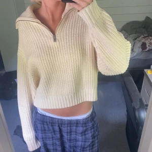 Tröja - En jätte mysig tröja från Gina , storlek s är den och passar för xs/s . Köptes för 350kr och den är knappt använd . Som ny😍