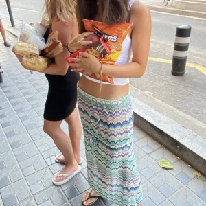 Sommrig kjol - Bud på 220. Säljer en liknande bikini topp💓 Lång kjol, lågmidjad. Knappt använd. Mönstret liknar missoni. Perfekt att ha på semester! 💙💜💚vill mest se vad jag kan få för kjolen då jag inte är helt säker på om jag vill sälja den <3 KÖP DIREKT: 289