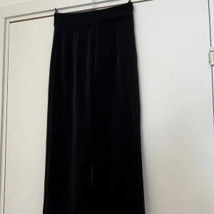 Bikbok kostymbyxor - Bikboks klassiska pösiga och tunna kostymbyxor Stl 34