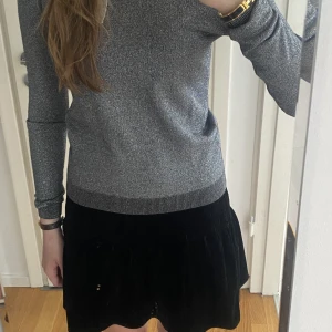 Kjol - Supersnygg svart sammetskjol med bred resår💖