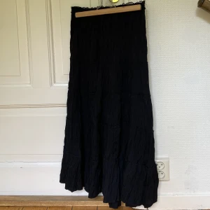 svart långkjol - världens coolaste kjol köpt secondhand. den är perfekt i längden på mig som är 165