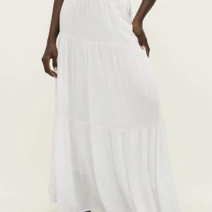 Säljer min vita långa kjol från stradivarius💕💕 säljer pga att den är i fel storlek🫶🏼 I storlek xs!