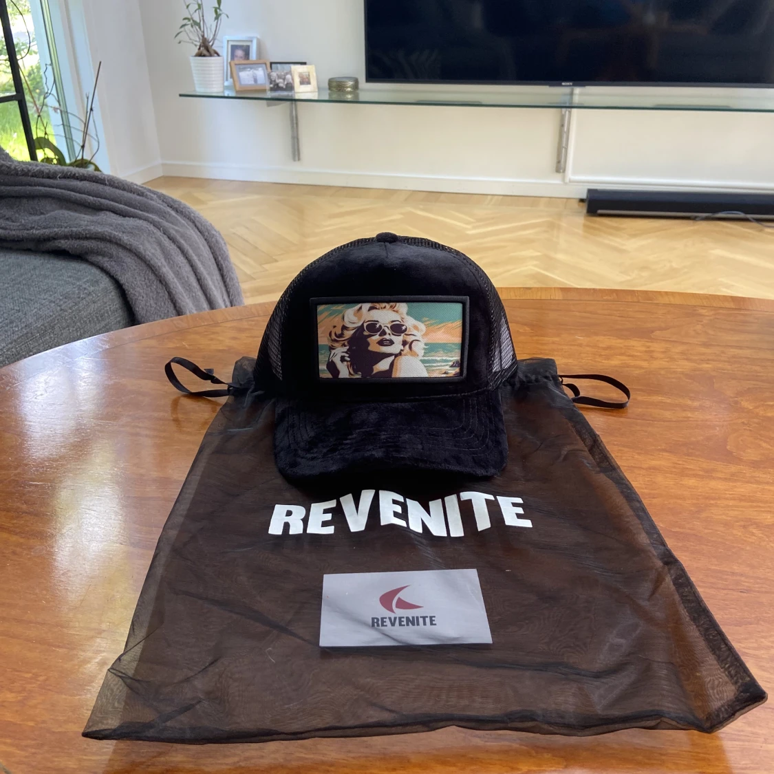 Milfhunter Revenite velvet keps svart