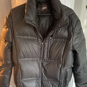 Hugo boss jacka - Skinande grå (svart i skugga) Hugo Boss Jacka i storlek L. Skick: 8/10, något slitna innerfickor utöver det så gott som ny.