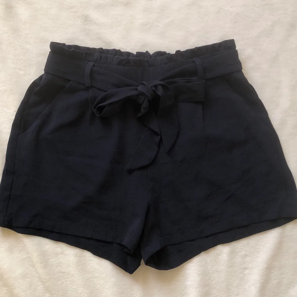 Söta mörkblå shorts i storlek 36. Inte använda. Säljer för 130kr + frakt.. Shorts.
