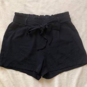 Söta mörkblå shorts i storlek 36. Inte använda. Säljer för 130kr + frakt.