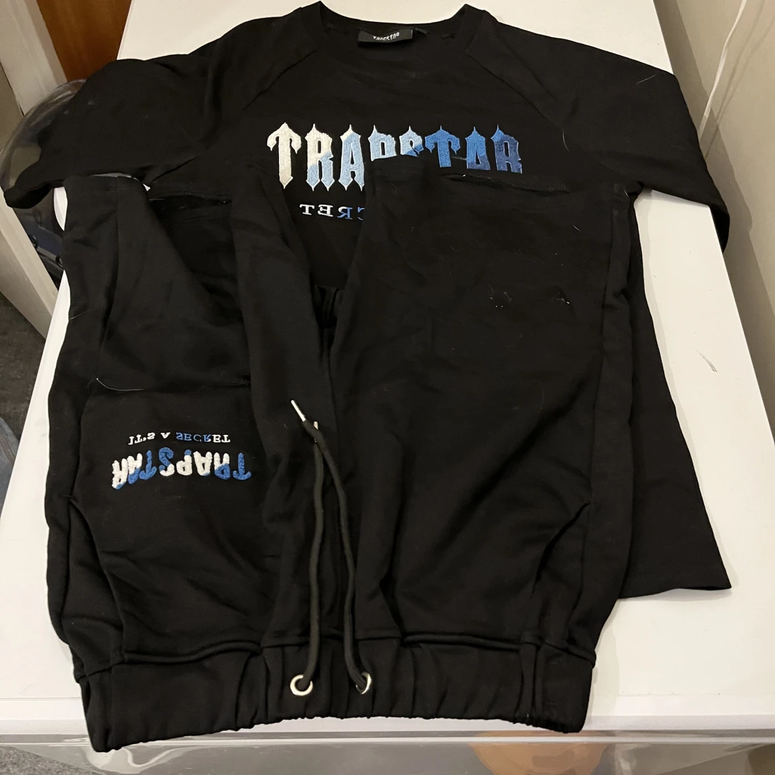 Trapstar med shorts och tröja storlek s