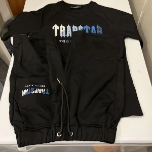 Trapstar med shorts och tröja storlek s - Använd typ 3 gånger !!  Ny pris 750 för shorts och 550 för tröjan