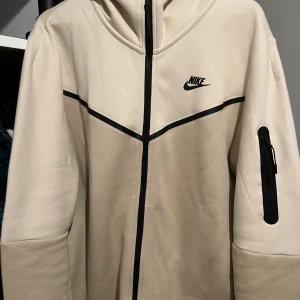 Nike tech fleece - Helt ny och bra skick  Använd 1 gång!! Storlek L Nypris 1,100