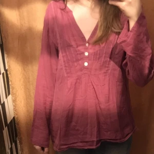 Blus - En jättefin rosa blus i babydolldesign. Köpt second hand. Supersöt! Kontakta för mer info😌