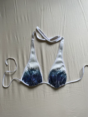 Calzedonia bikini - Jättefin oanvänd bikini från calzedonia med paljetter som går ombre! Står storlek 80 i EU storlek men det motsvarar ungefär M/L