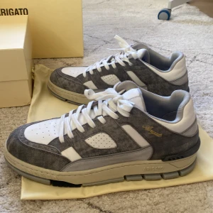 Area Lo Sneaker - säljer mina Area Lo, riktigt sköna skor i grå färg. Passar utmärkt till sommaren dom har knappt använda. Storlek 45 och kommer med skokartongen och påse.