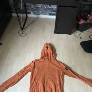 Stone island hoodie - Hej, jag säljer nu min stone island hoodie som är i bra skick. I storlek M, Qr kod finns i tröjan.