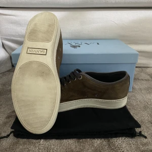 Lanvin skor - Säljer nu dessa as snygga lanvin skorna i färgen brun, och toe capen är i grå färg typ. Dem är i bra skick ungefär 7/10. Box och dustbag tillkommer självklart! Nypris på dessa lanvins är 4800kr men mitt pris är 2300kr. Priset är diskuterbart💸✅