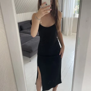 Klänning - Säljer den här superfina långklänningen! Ingen prislapp finns men skulle säga att den är i storlek s/m då den är lite stor på mig som har storlek xs i vanliga fall💓