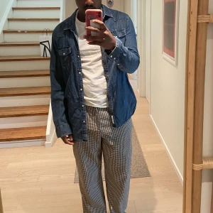 Jeansskjorta  - Fin jeansskjorta i bra skick som är perfekt för sommaren