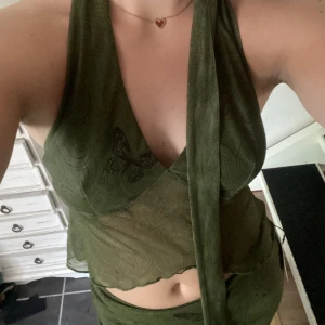 Grönt set - Ett as gulligt set med mesh tyg. Aldrig använt endast testat, man får även med en liten sjal. Skulle säga att den passar S/M💘 200kr för båda delarna pris går att diskutera vid snabb affär. Tryck gärna på köp nu