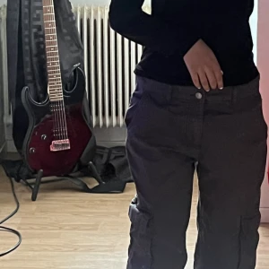 Cargobyxor - Säljer mina fina cargobyxor från Ginatricot. Säljer eftersom de är för långa på mig. Haft dom endast en gång och de är i bra skick. Storlek 36.