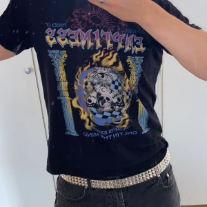 Svart t-shirt med tryck - Svart t-shirt med tryck från YOURTURN. Den är använd och är i okej skick.