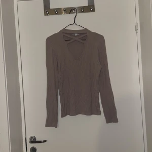 Långärmad topp  - Fin långärmad topp, stretchigt tyg. 