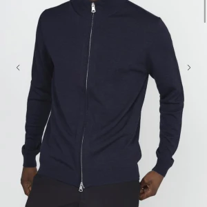 Knitted cardigan - Säljer denna snygga cardigan från Matíníque. Väldigt bra skicka och i strl L. Den är marinblå. Nypris är 1499 kr.  Köparen står för frakten. Säljer billigt för vill ba bli av med den! 