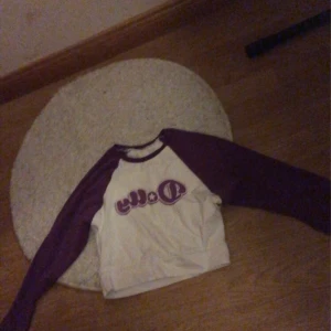 Polly tröja - Hej! Säljer en av mina polly toppar, köpt för kanske 300kr?? Tvättas innan skick
