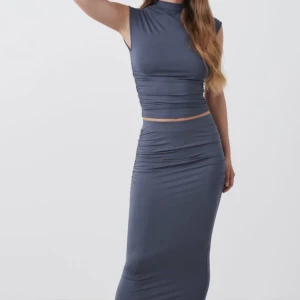 Sett - Säljer mitt fina sett då det inte kommit till användning. Settet är i färgen på andra bilden alltså mörk grå. Settet säljs tillsammans och inte separat 