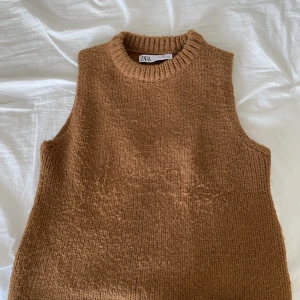 Stickad vest - Har använt den få gånger. Den sitter laglm tajt på kroppen.