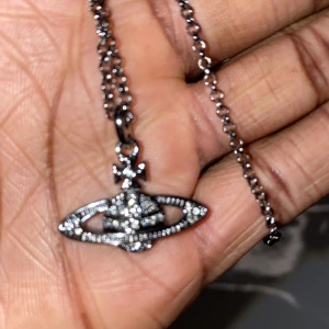 Vivienne Westwood Halsband  - Säljer mitt Vivienne Westwood halsband med Swarovski kristaller🤩. Säljs i befintligt skick med allt OG och äkthetsbevis finns självklart. Slutsålt överallt. PM vid frågor.