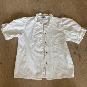 Vintage top - Jätte fin top från en vintage butik i Frankrike, älskar den men tyvärr lite för liten för mig..