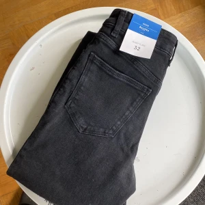 Jeans från Bershka - Helt nya jeans, endast testade. Skinny flare stl 32. Bootcutmodell, högre midja. 