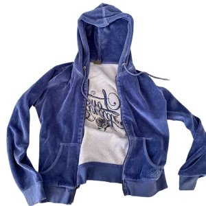 Mörkblå velour kofta - Supermysig och fin mörkblå färg💙lik juicy couture koftorna. Passar xs-m. Från vintage gina tricot. Pris kan diskuteras vid snabb affär! Möts upp i Stockholm och fraktar!