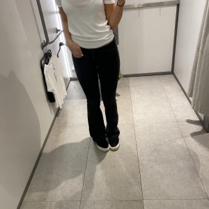 Lågmidjade zara jeans - Skit fina lågmidjade bootcut jeans från zara. Köpta för längesen från deras gamla avdelning så finns inte att köpa längre. Säljer då de tyvärr har blivit för tighta❤️