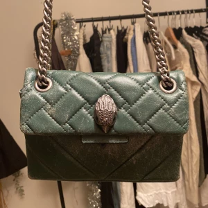 Kurt geiger väska - En sjukt fin grön Kurt geiger väska, har lite skador därför säljer jag den lite billigare! Ordinarie  pris 2000 säljer för 900kr! Först till kvarn! Köparen står för frakt! Har dustbag💘