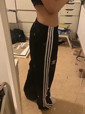 Adidas trackpants - Adidas trackpant passar mig som XS-S, säljer då de aldrig kmr till användning. Pris kan diskuteras