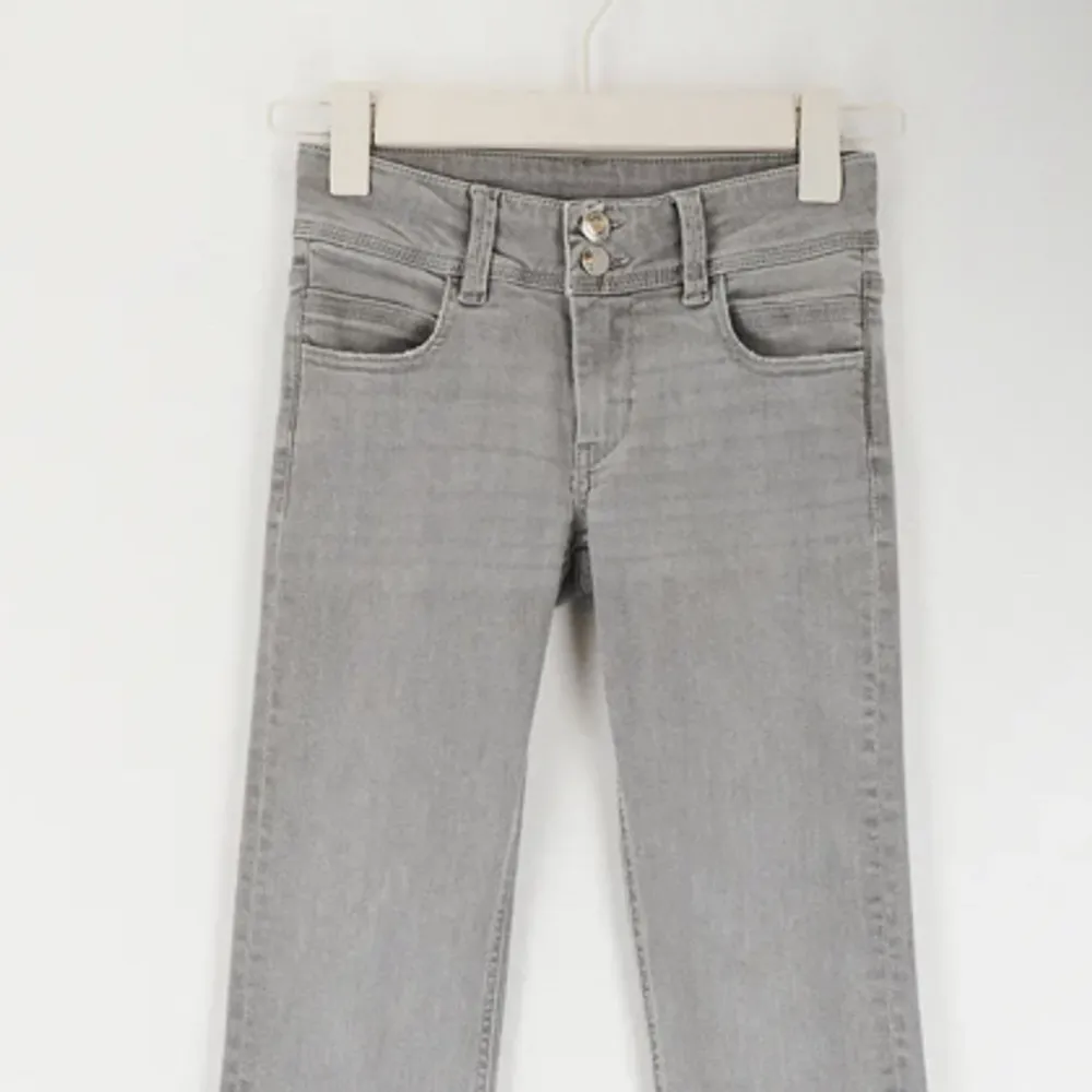 Har köpt helt nya jeans men har aldrig kommit till användning. Säljer dom för 250 + frakt. Dom kostade 349:- .. Jeans & Byxor.