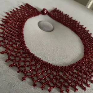 Nytt handgjort halsband 🌺 - Nytt handgjort halsband 🌺 •Aldrig använt •79 kr + frakt (15 kr) •Okänt material •42 cm långt 🚭Djurfritt och rökfritt hem